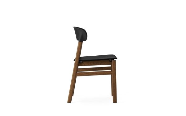 En moderne stol med et stel af mørkt træ og sort sæde og ryglæn, isoleret på en hvid baggrund. Stoledesignet inkluderer enkle, slanke linjer med en let krumning i ryggen for komfort, hvilket indbefatter essensen af TomorrowsDesign.