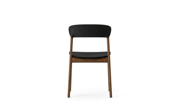 En moderne stol med et elegant sort sæde og ryglæn, monteret på en træramme med fire let skrå ben, isoleret mod en hvid baggrund - et indbegreb af moderne design.