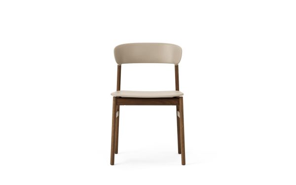 EN NORMANN COPENHAGEN - Herit Spisebordsstol med et beige polstret ryglæn og et mørkt træsæde på slanke ben, isoleret på en hvid baggrund.