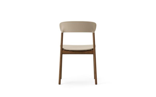 En moderne stol med NORMANN COPENHAGEN - Herit Spisebordsstol stel og beige polstret sæde og ryglæn, isoleret på hvid baggrund.