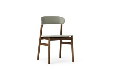 En enkel moderne stol med et mørkt træstel og et lysegråt polstret sæde og ryglæn, isoleret på en hvid baggrund, perfekt til moderne interiør.