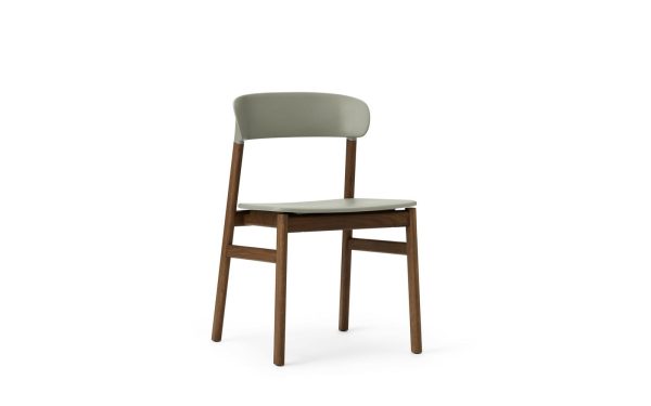 En enkel moderne stol med et mørkt træstel og et lysegråt polstret sæde og ryglæn, isoleret på en hvid baggrund, perfekt til moderne interiør.