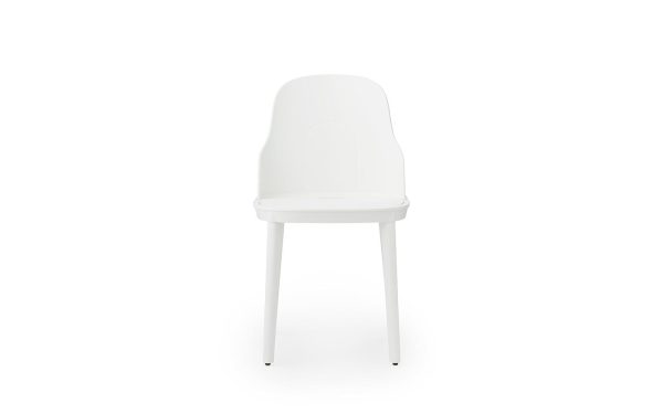 En moderne hvid NORMANN COPENHAGEN - Allez Stol med et buet ryglæn og fire ben, placeret mod en sømløs hvid baggrund.