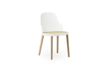 En moderne stol med hvid plastikryg og sædehynde parret med lyse træben, isoleret på en hvid baggrund, eksemplificerer moderne møblerdesign.