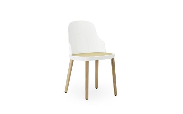 En moderne stol med hvid plastikryg og sædehynde parret med lyse træben, isoleret på en hvid baggrund, eksemplificerer moderne møblerdesign.