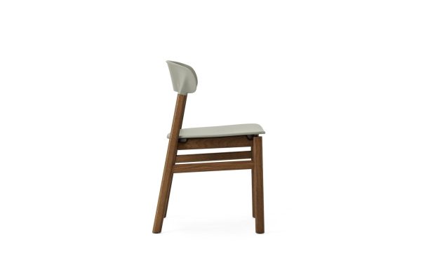 En moderne stol med gråt sæde og ryglæn, træben og stel, vist på en almindelig hvid baggrund. Dette stykke viser enestående interiørdesign.