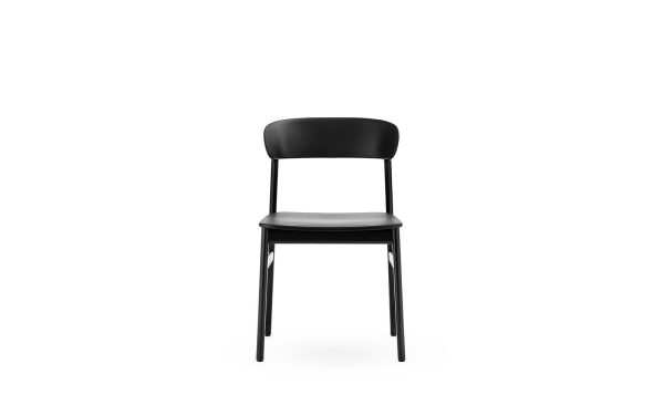 En sort træstol med et enkelt, moderne design, med buet ryglæn og et fladt sæde, placeret mod en almindelig hvid baggrund. Ideel til moderne interiør.