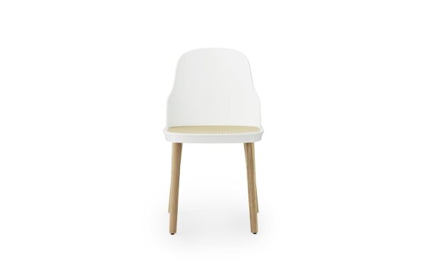 En moderne stol med hvid plastikryg og lyse træben, med et beige polstret sæde. Stolen er isoleret på en hvid baggrund og fremviser TomorrowsDesign-elementer.