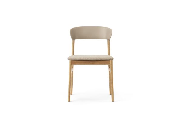En moderne designstol med træben og et buet, beige ryglæn parret med et beige polstret sæde, isoleret på en hvid baggrund.