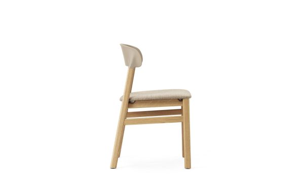 En moderne stol med træben, et beige polstret sæde og et buet, lysegråt ryglæn fra TomorrowsDesign, isoleret på en hvid baggrund.