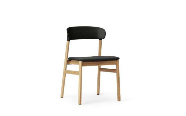 En moderne stol med et let træstel og sort polstret sæde og ryglæn, designet af TomorrowsDesign, isoleret på en hvid baggrund.