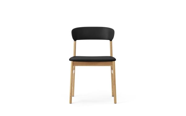 En moderne stol med sort polstret sæde og ryglæn, parret med lyse træben, isoleret på en hvid baggrund, perfekt til moderne interiørdesign.