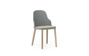 En moderne stol med gråt ryglæn og sæde parret med lyse træben, med TomorrowsDesign, isoleret på en hvid baggrund.