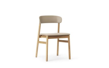 En moderne stol med træramme og beige hynder på både sæde og ryglæn, med et innovativt design, isoleret på en hvid baggrund.