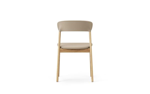 En moderne stol med beige polstret sæde og ryglæn, designet af TomorrowsDesign, med en lys træramme og -ben, sat mod en almindelig hvid baggrund.