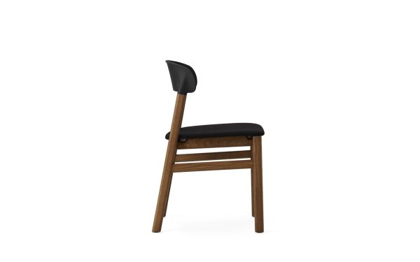 En moderne stol med mørkt sæde og ryglæn, parret med et træstel og ben fra TomorrowsDesign, isoleret på en hvid baggrund.