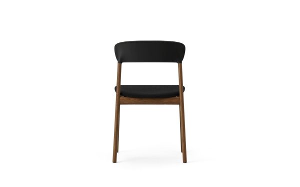 En moderne stol med et mørkegrå, afrundet ryglæn og en sort sædehynde, sat på en træramme med fire slanke, tilspidsede ben, isoleret på en hvid baggrund. Dette stykke eksemplificerer moderne møbler design.