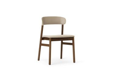 En moderne stol med træstel og beige polstret sæde og ryglæn fra TomorrowsDesign, isoleret på hvid baggrund.