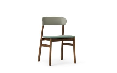 En moderne stol med træben og et mørkt blågrønt polstret sæde og ryglæn fra TomorrowsDesign, isoleret på en hvid baggrund.