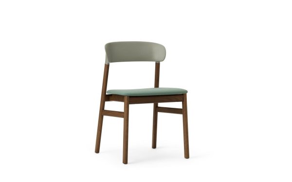 En moderne stol med træben og et mørkt blågrønt polstret sæde og ryglæn fra TomorrowsDesign, isoleret på en hvid baggrund.
