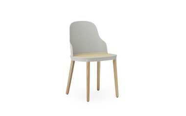 Moderne stol med et lækkert, gråt ryglæn og sædehynde parret med lyse træben mod en hvid baggrund fra *TomorrowsDesign*.