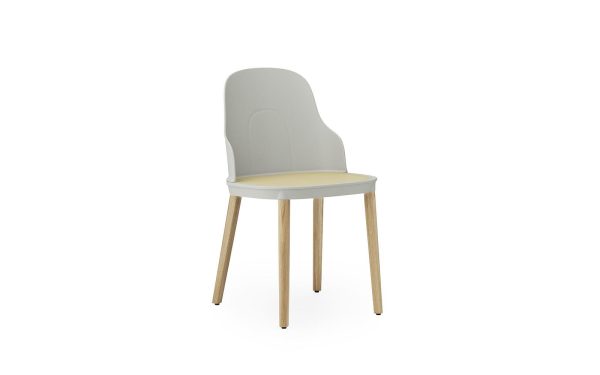 Moderne stol med et lækkert, gråt ryglæn og sædehynde parret med lyse træben mod en hvid baggrund fra *TomorrowsDesign*.