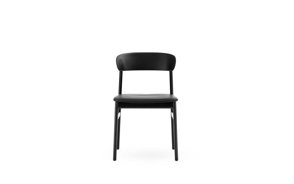 Sort spisestuestol med en enkel designmøbler, med polstret sæde og ryglæn, placeret mod en hvid baggrund.