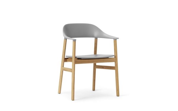 EN NORMANN COPENHAGEN - Herit Spisebordsstol med en lys træramme og et gråt sæde og ryglæn, sat mod en almindelig hvid baggrund.