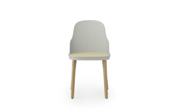 En moderne designstol med et højt gråt ryglæn og lyse træben, med et polstret gult sæde. Stolen er placeret mod en hvid baggrund.