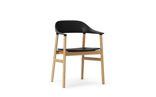 En moderne stol med sort sæde og ryglæn, og lyse træben, med et slankt design, isoleret på en hvid baggrund.