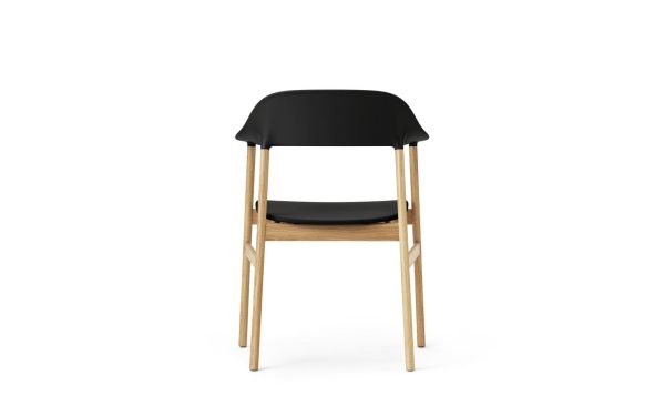 En moderne stol med sort sæde og ryglæn, monteret på et let træstel fra TomorrowsDesign, isoleret mod en hvid baggrund.