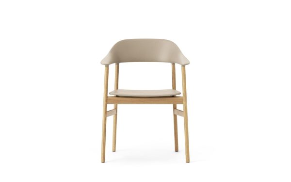 En moderne spisestuestol med træben og et beige polstret sæde og ryglæn fra TomorrowsDesign, sat mod en almindelig hvid baggrund.