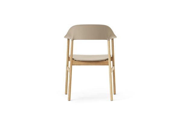 En moderne stol med ryglæn og sæde i beige plastik kombineret med et let træstel og ben fra TomorrowsDesign, isoleret på en hvid baggrund.