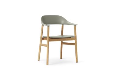 En moderne stol med gråt plastiksæde og ryglæn monteret på en lys træramme med fire ben, vist mod en almindelig hvid baggrund. Dette stykke er ideelt til dem, der er interesseret i designmøbler og moderne interiør.