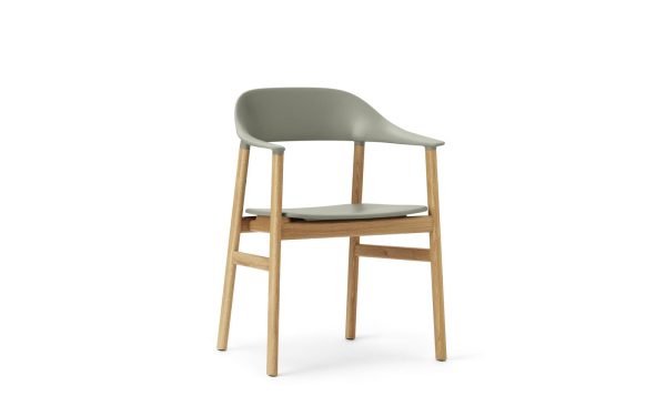 En moderne stol med gråt plastiksæde og ryglæn monteret på en lys træramme med fire ben, vist mod en almindelig hvid baggrund. Dette stykke er ideelt til dem, der er interesseret i designmøbler og moderne interiør.
