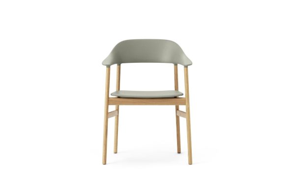 En moderne designmøbler stol med træben og gråt sæde og ryglæn, isoleret på hvid baggrund.