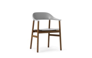 En moderne stol med grå plastik ryglæn og sædehynde, monteret på et firbenet træstel. Stolen er isoleret på en hvid baggrund og viser et minimalistisk TomorrowsDesign.