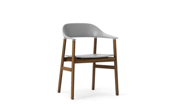 En moderne stol med grå plastik ryglæn og sædehynde, monteret på et firbenet træstel. Stolen er isoleret på en hvid baggrund og viser et minimalistisk TomorrowsDesign.