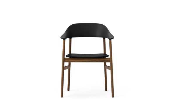 En minimalistisk designstol med træben og et sort plastiksæde og ryglæn, mærket som TomorrowsDesign, isoleret på en hvid baggrund.