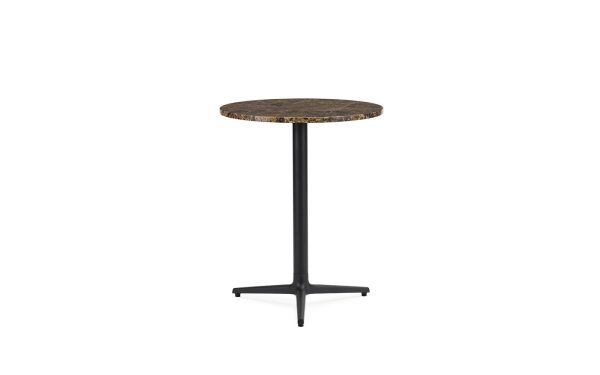 Et rundt bistrobord med en tekstureret mørkebrun bordplade og en slank sort metalbund, med et slankt design, der står oprejst mod en almindelig hvid baggrund.