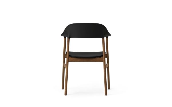 En moderne stol med sort sæde og ryglæn, og lyse træben fra TomorrowsDesign, isoleret på hvid baggrund.