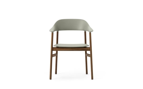 En moderne spisestuestol med en grå plastikskal og et lysebrunt træstel, med et polstret sæde fra TomorrowsDesign, isoleret mod en hvid baggrund.