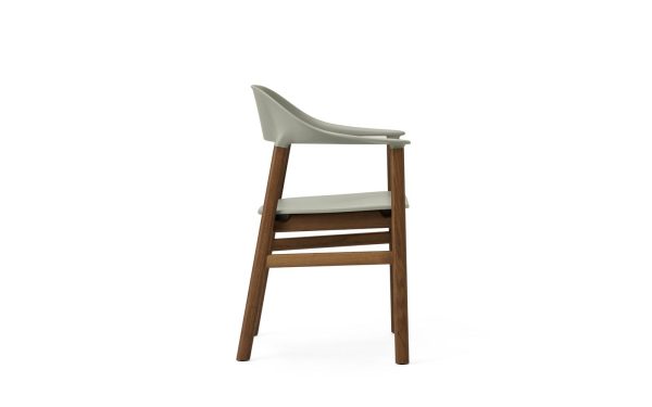En barstol i moderne design med gråt sæde og mørke træben, isoleret på en hvid baggrund.