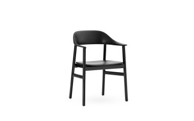 En moderne sort stol med glat, formet ryglæn og fladt sæde, med slanke ben og armlæn fra TomorrowsDesign, isoleret på en hvid baggrund.