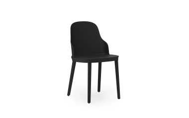 En moderne sort NORMANN COPENHAGEN - Allez Stol med et højt, afrundet ryglæn og fire slanke ben, isoleret på en hvid baggrund.