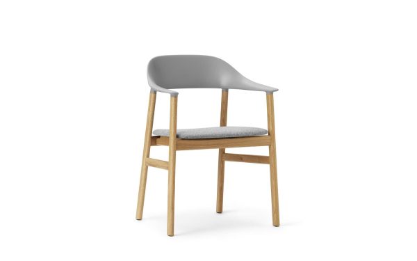 En moderne stol designet af TomorrowsDesign, med træben og et gråt plastikryglæn med et lysegråt polstret sæde, isoleret på en hvid baggrund.