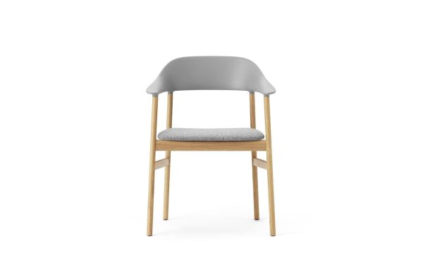 En moderne stol med træben og et gråt plastikryglæn, med et lysegrå polstret sæde fra TomorrowsDesign, præsenteret på en hvid baggrund.