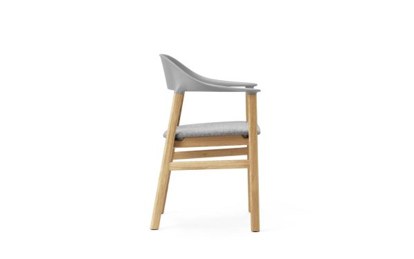 En moderne barstol med træramme og gråt plastikryglæn, med et gråt polstret sæde set fra en sidevinkel mod en hvid baggrund. Dette stykke eksemplificerer moderne designmøbler.