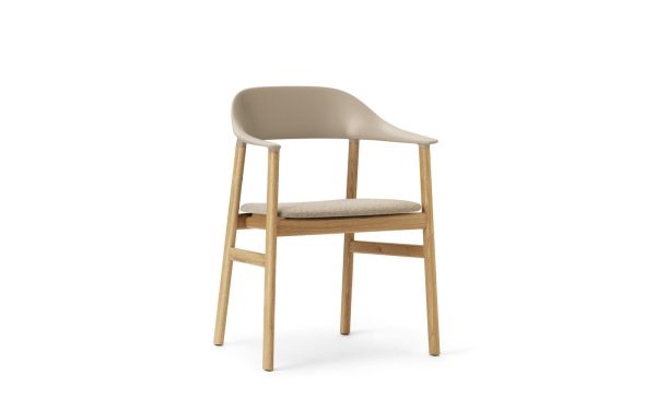 En moderne stol med træben, et buet beige plastikryglæn og et polstret sæde fra TomorrowsDesign, isoleret på en hvid baggrund.
