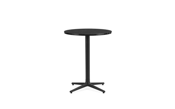 Et højt, sort rundt bistrobord med en slank topflade og en trebenet base fra TomorrowsDesign, isoleret på en hvid baggrund.